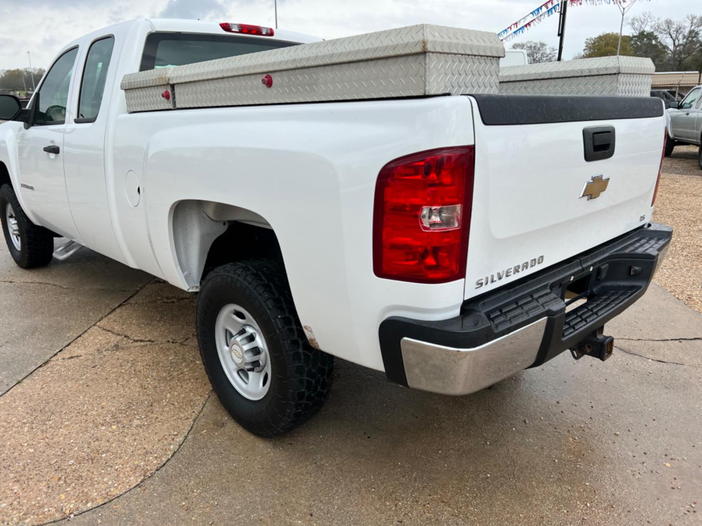 2009 White /Gray Chevrolet Silverado 2500HD LS (1GCHC49K49E) with an 6.0L V8 engine, Automatic transmission, located at 4520 Airline Hwy, Baton Rouge, LA, 70805, (225) 357-1497, 30.509325, -91.145432 - 2009 Chevy Silverado 2500HD Ext Cab LS 6.0 V8 Gas, 161K Miles, Power Windows & Locks, Cold A/C, Toolboxes, Tow Pkg. NO IN HOUSE FINANCING. FOR INFO PLEASE CONTACT JEFF AT 225 357-1497 CHECK OUT OUR A+ RATING WITH THE BETTER BUSINESS BUREAU WE HAVE BEEN A FAMILY OWNED AND OPERATED BUSINESS AT THE SA - Photo#7